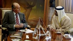 El rey ayer con el ministro de Asuntos Exteriores de Emiratos rabes Unidos en el Palacio de la Zarzuela