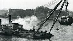 especial.La d�cada de los 60 fue clave en el desarrollo de la ciudad: en 1964 entr� en funcionamiento la refiner�a. En la imagen superior, vemos la descarga, en el puerto, de una pieza para su construcci�n. La foto fue tomada ese mismo a�o