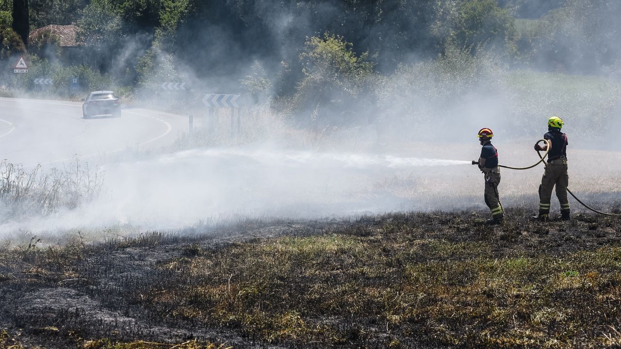 Un incendio afectó a una finca en A Bandeira cerca de las casas