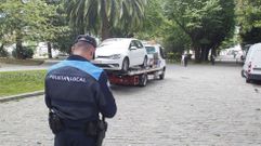 La gr�a municipal retirando un coche en el Cant�n, en foto de archivo.