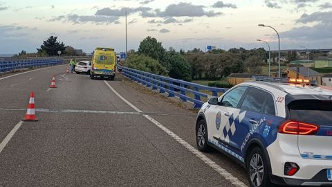 Agentes de la Policía Local de Ribadeo ayudaron a regular el tráfico tras el accidente registrado en la A-8 en Piñeira