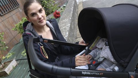 La profesora ferrolana María Loureiro, con su bebé