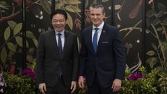 El secretario de la guerra de EE.UU posa con el primer ministro de Singapur