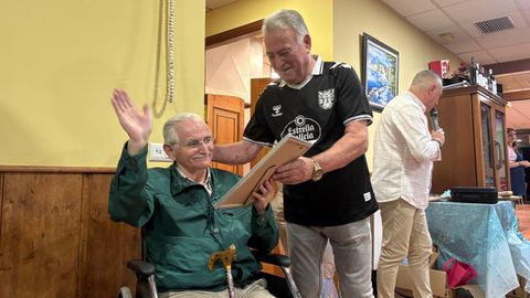 Agapito Carballo Barral foi o secretario da Pe�a Celtista de Porto do Son durante m�is de 30 anos e un sobri�o seu, Xos� Manuel, segue na directiva.