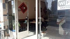 Los ladrones rompieron tres de las cuatro cristaleras de la entrada del bar