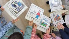 Algunos alumnos lo necesitan, pero todos se benefician. Imagen de varios pictogramas que ayudan a todo el alumnado de Covas