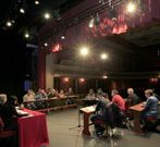 El pleno de ayer se celebr� en el escenario del Teatro Pastor D�az. 