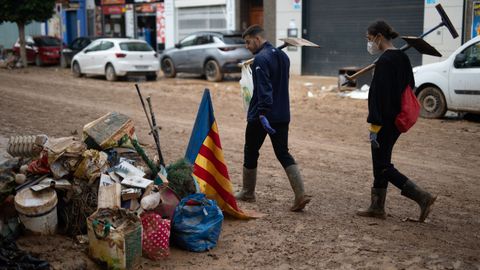 Una bandera de la Comunidad Valenciana en una calle de Benetússer