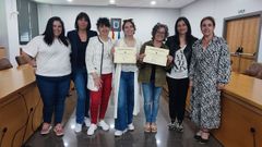 La alcaldesa de Castrill�n, Yasmina Triguero, posa junto a las ganadoras del concurso