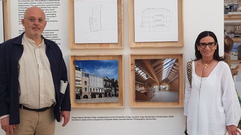 Los arquitectos Elizabeth Abalo y Gonzalo Alonso posan con su trabajo en la Bienal de Arquitectura de Venecia
