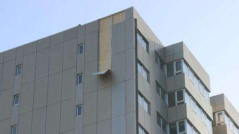 Chapa suelta en uno de los bloques del edificio San Bernardo, en Caranza, esta maana