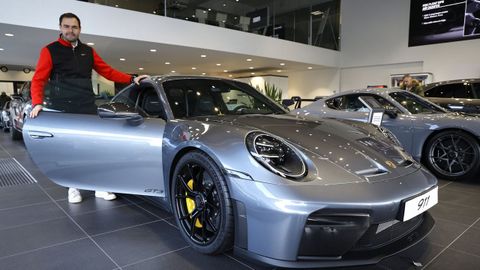 Ignacio Mart�nez ense�a el Porsche 911 GT3 repleto de detalles en carbono, que tienen a la venta en Centro Porsche A Coru�a