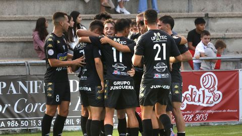 El Arousa celebra uno de los goles de este domingo en A Lomba