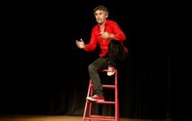 C�ndido Paz�, subido a su caracter�stica escalera roja. 