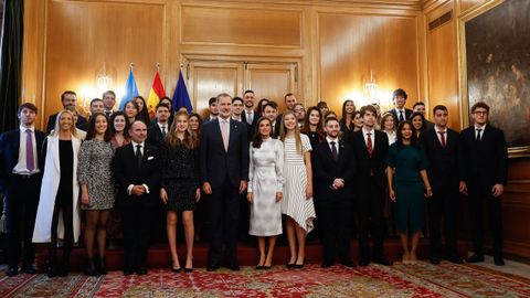 Los reyes Felipe y Letizia, acompaados de la princesa Leonor y la infanta Sofa, con los premios de fin de carrera de la Universidad de Oviedo