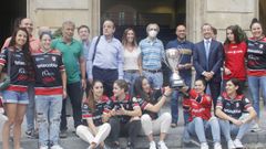 Las jugadoras del Telecable Hockey, recientes campeonas de la Supercopa de Espaa durante la recepcin oficial que se les brind este martes en el Ayuntamiento de Gijn