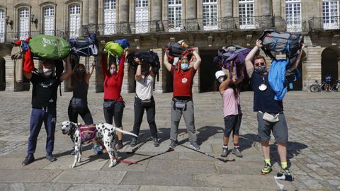 Un grupo de madrileos y portugueses, que se conocieron haciendo el Camino Portugus, acompaados por un dlmata