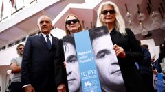 El director del festival de Venecia, Julianne Moore y Sally Potter con un cartel que pide la liberaci�n del director iran� Jafar Pahani