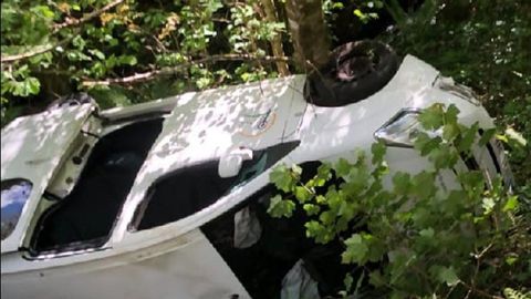 El vehículo quedó volcado tras caer por un terraplén de unos tres metros de altura
