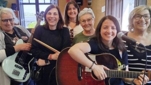 Ángela, María, Natalia, Milagros, María Jesús y María dan forma a Sen Límites, grupo de pop