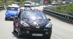 Decenas de veh�culos, muchos adornados, participaron ayer en la procesi�n rodada de Alfoz. 
