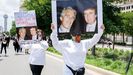 Manifestantes contra las polticas de Trump muestran pancartas con imgenes del presidente con el Epstein en una imagen de archivo.