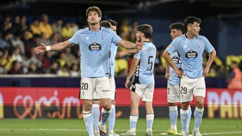 Los jugadores del Celta se lamentan tras el segundo gol de Villarreal.