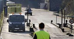 Un furg�n de la empresa funeraria, seguido por un coche de la Guardia Civil, traslada el cad�ver hallado en la planta de tratamiento.