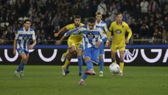 Yeremay lanzando un penalti durante el encuentro de la primera vuelta contra el Valladolid