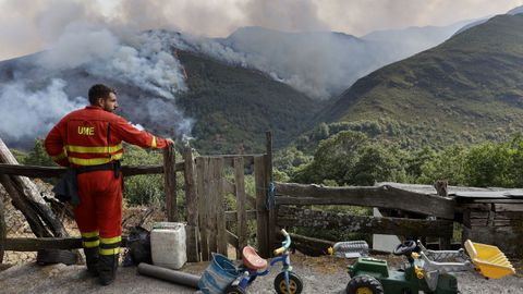 Un militar de la UME vigila el fuego de Larouco, el pasado mes de agosto.