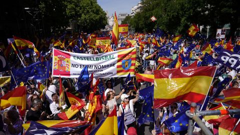 Miles de personas salen a la calle para manifestarse contra la ley de amnista