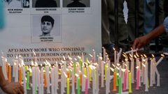 Simpatizantes del movimiento juvenil sat�rico Cockroach Janta Party participan en una vigilia en memoria de los estudiantes que supuestamente se suicidaron 