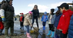 Perfectamente pertrechados para la ocasi�n, los chavales de O Pi�eiri�o ejercieron de mariscadores por un d�a. 