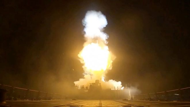 Un proyectil impacta sobre una embarcaci&oacute;n durante lo que el Mando Central de EE. UU. (Centcom) calific&oacute; como una tercera ronda de ataques esta semana contra Ir&aacute;n