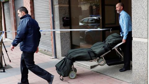 n hombre se ha entregado esta maana a la Polica Nacional tras matar a su yerno, al parecer con un cuchillo, en una vivienda situada en la calle Numa Guilhou de Mieres. En la imagen, traslado de la vctima.