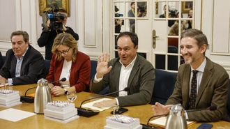 El sindic popular, Juanfran Prez Llorca, junto a los diputados del PP, Laura Chuli y Victor Soler (d), y el portavoz parlamentario de Vox, Jos Mara Llanos (i), durante la Junta de Sndics de Les Corts Valencianes que ratifica la decisin de la Mesa de la comisin de investigacin de la dana para que el president de la Generalitat en funciones, Carlos Mazn, comparezca este martes en esa comisin.