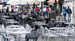 Una terraza vac�a en la calle Cardenal, en Monforte. 