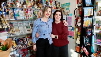 Anuska y Susi L&oacute;pez G&oacute;mez, las hermanas quiosqueras del Marcide, en una imagen tomada este jueves