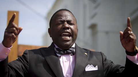 El pastor Dexter Easley de Carolina del Sur oficia