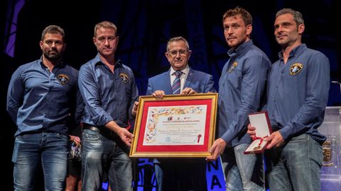 l alcalde la Unin y presidente de la Fundacin Cante de las Minas, Pedro Lpez Miln (c), ha entregado el Castillete de Oro a la Brigada de Salvamento Minero de Asturias momentos antes de la ltima gala flamenca de la LIX edicin del Festival Internacional de Cante de las Minas ofrecida esta noche en el Mercado Pblico de La Unin, en Murcia.