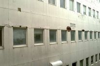 Una de las fachadas del hospital por la que se filtra agua a algunas habitaciones.