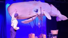 Moby Dick, de la compa��a Pedras de Cart�n, es una adaptaci�n libre y visual del cl�sico de Herman Melville. Destaca por la presencia de un impresionante cachalote articulado de tres metros. 