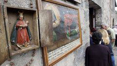 Una imagen de la Virgen de los Remedios expuesta en el exterior de la iglesia de A Ermida durante la tradicional romera de la parroquia quiroguesa