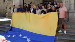 Concentraci�n y minuto de silencio en la plaza Mayor de Ourense en apoyo a los afectados por los terremotos de Venezuela.