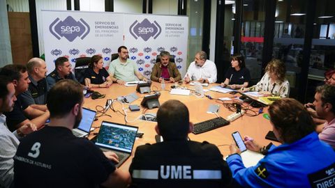 El presidente del Principado de Asturias, Adri�n Barb�n junto a la delegada del Gobierno, Adriana Lastra, y el consejero de Medio Ambiente, Alejandro Calvo, en la sede del 112 donde se han reunido con los cuerpos que hacen seguimiento de los incendios forestales