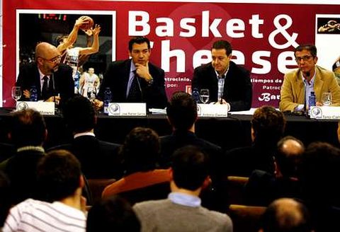 Jos Moreno, Jos Ramn Garca, Antoni Daimiel y Terio Carrera en la mesa redonda.