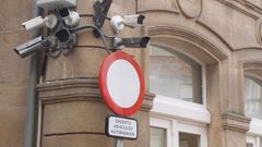 Dispositivos de videovigilancia en la fachada del antiguo hotel Comercio, en la plaza de Doctor Goyanes