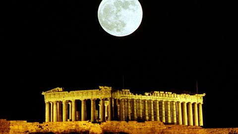 La luna llena brilla sobre el Parten�n 