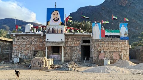 Fotos del presidente de Abu Dhabi en la construcci�n de un complejo de apartamentos en Hadibo