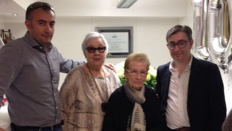 Do�a Pacita, en el centro, junto a su sobrina Vivi Carballo y a sus dos �nicos nietos, Mariano y Alberto Santos F�brega, durante la celebraci�n de su centenario